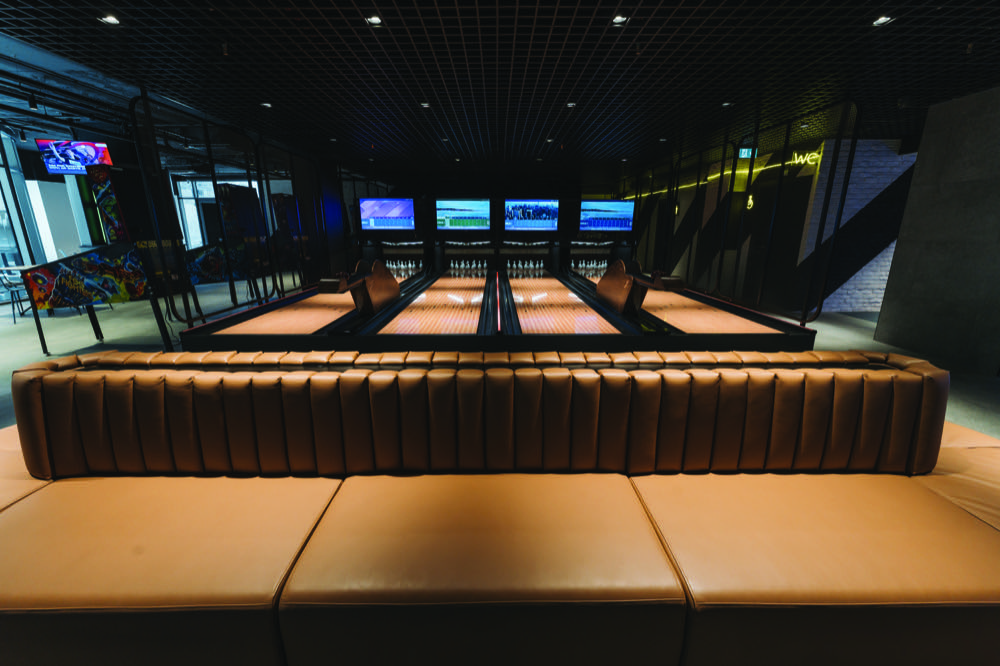 The Duck — ambiente lounge con sofás de cuero